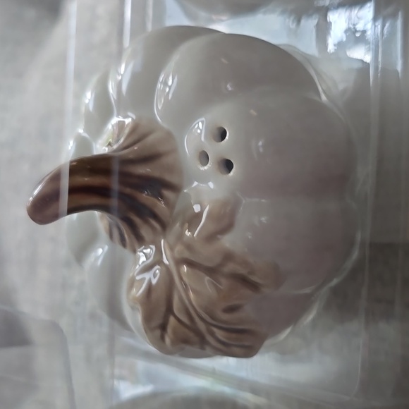 LINDEN STREET BRAND PUMPKIN SALT AND PEPPER SHAKERS - Picture 9 of 16